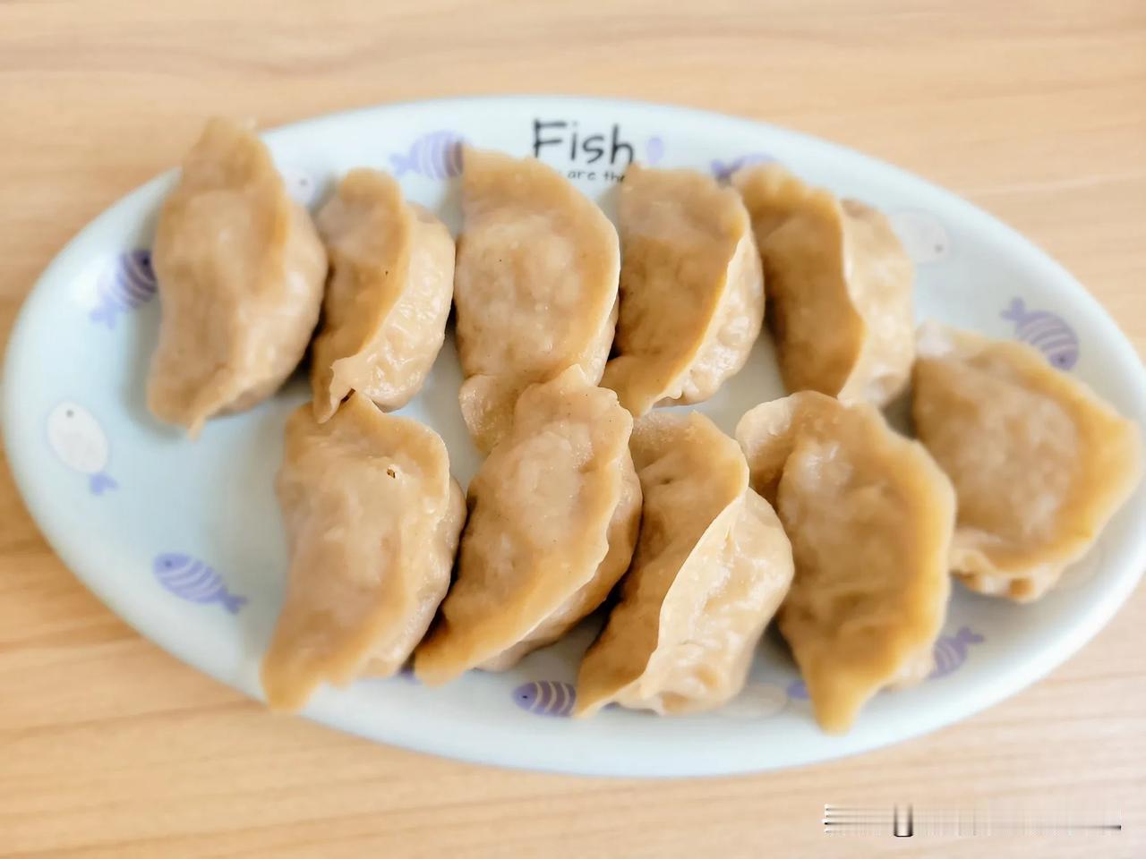 今晚吃的杂粮。晚上吃点杂粮无论对身体还是对于保持体型都有好处。我是包的荞面油脂啦