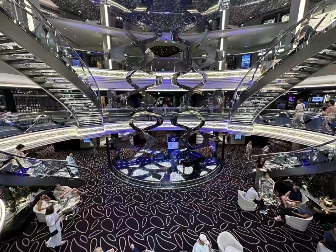 5000人被困邮轮上，200多名中国人，眼睁睁看着导弹从头顶飞过当豪华邮轮变成漂