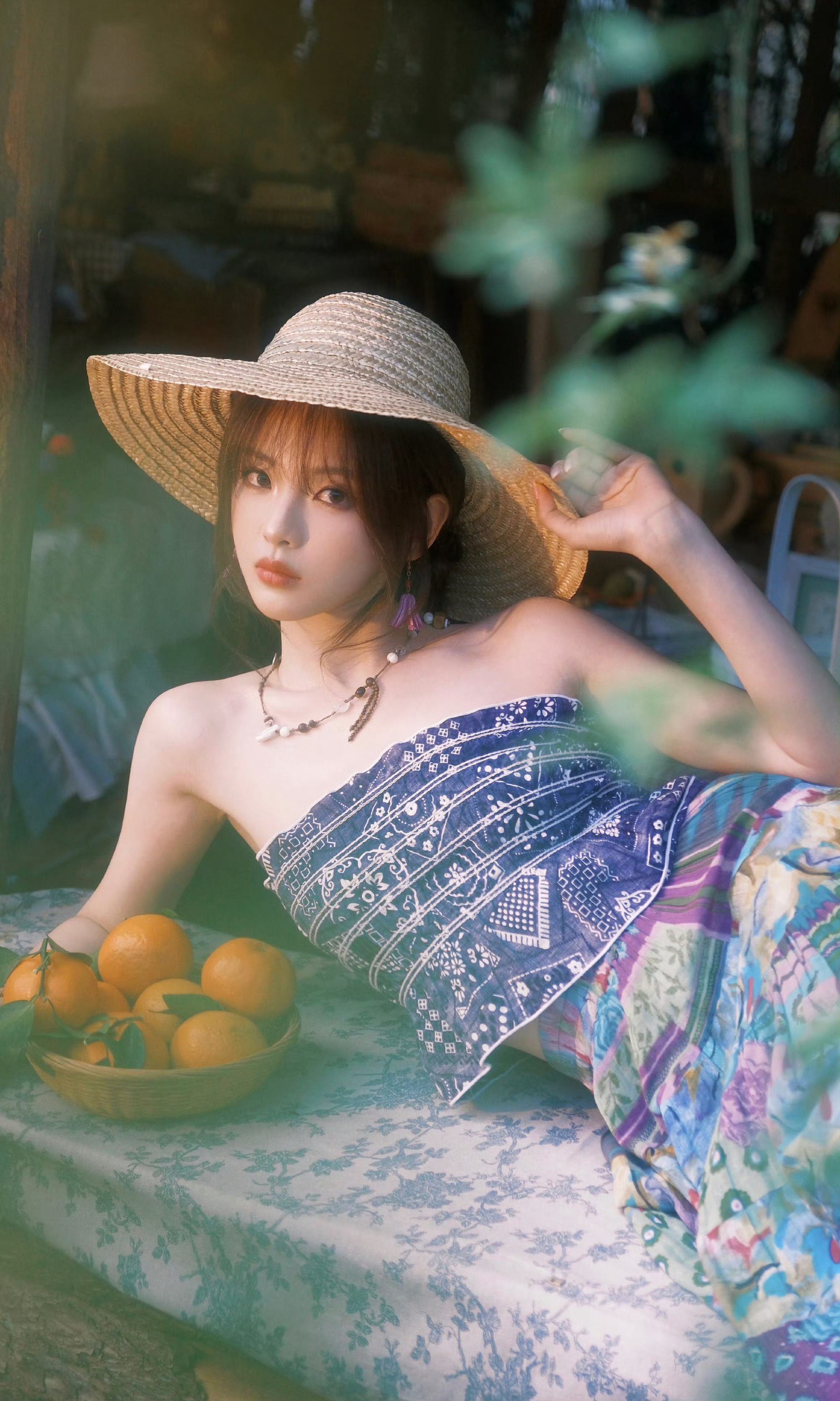 杨超越回应大银幕脸杨超越田园橘子写真 被这组田园橘子写真狠狠美晕草帽轻覆眉眼，柑
