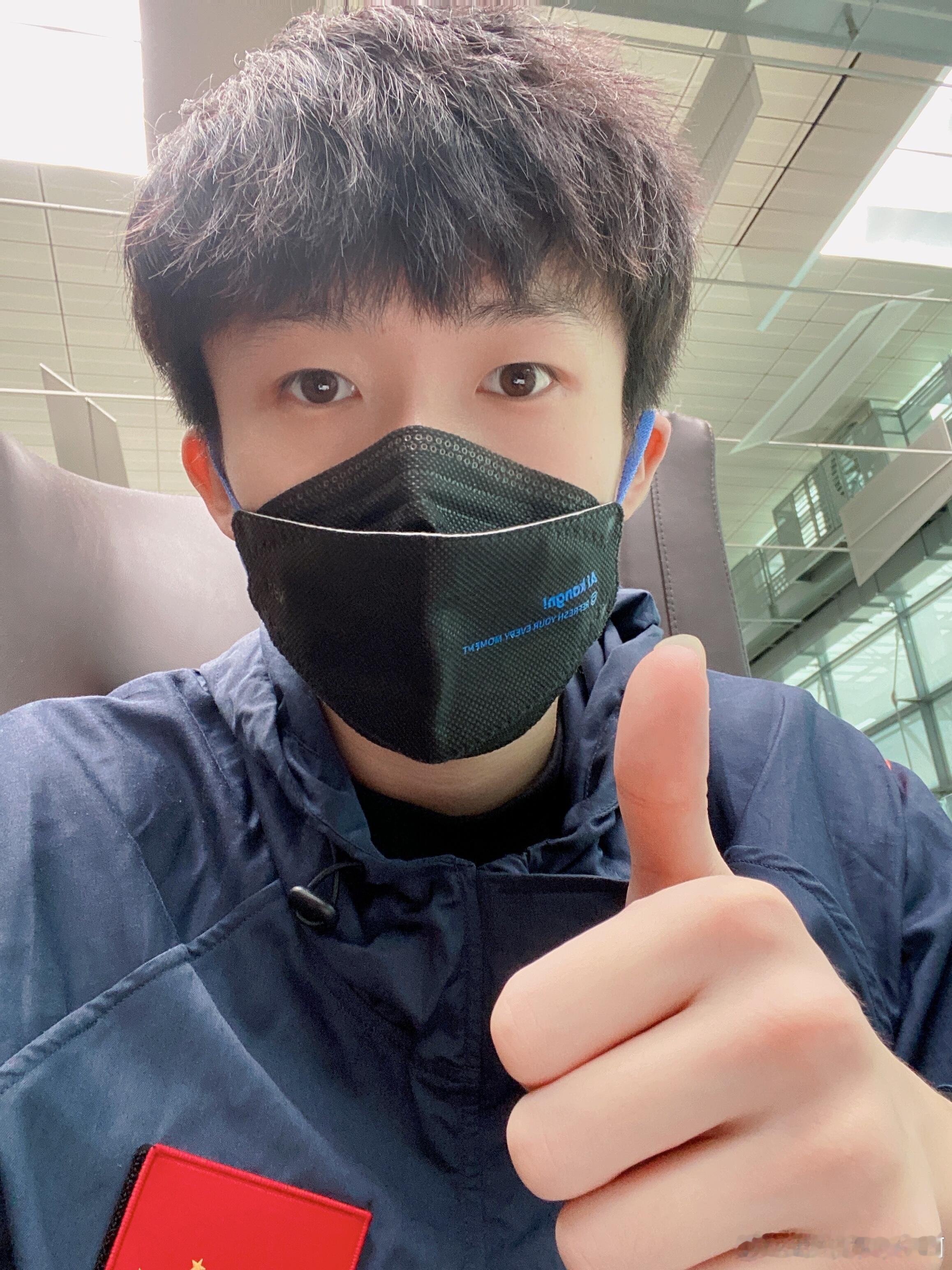 王楚钦戴口罩自拍🤳浅瞳是真的很漂亮 ​​​