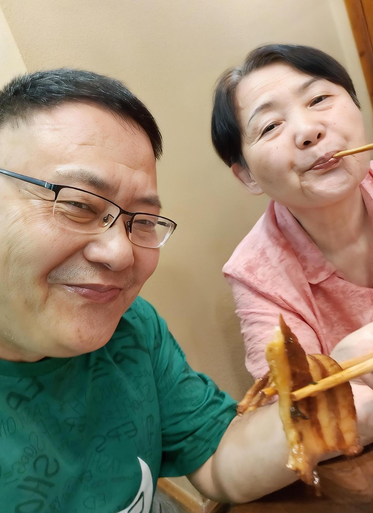 在我家，我的三姐是最能干的！

印象里，三姐是第一个能用缝纫机做衣服的姐姐，她的