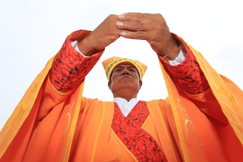 白安信：十九年祭祖路 一生念亲恩
 
       一纸拙文，难诉满腔思念；一瓣