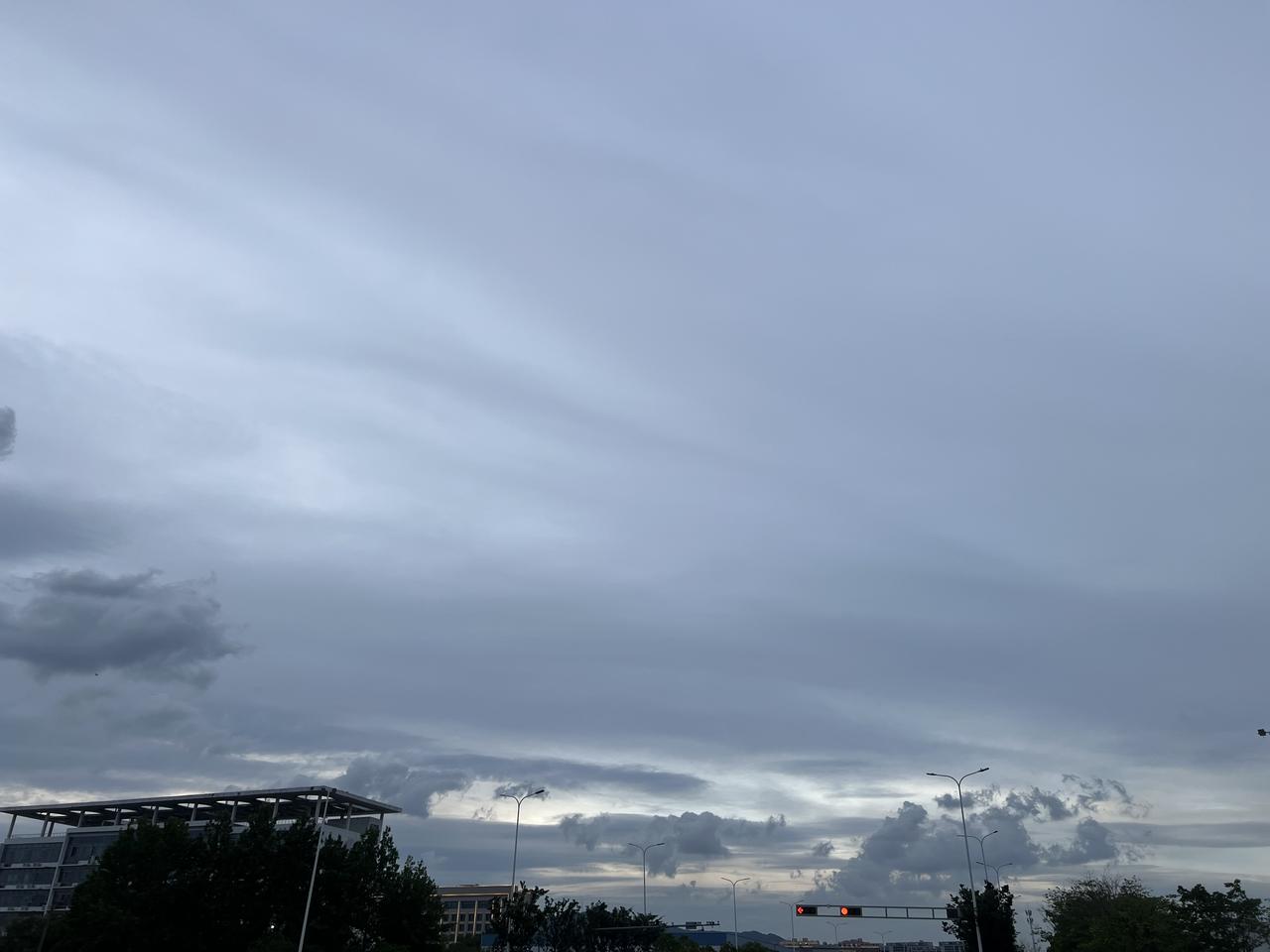 夏天的雨又来咯，那感觉就跟突然开了个惊喜派对似的。刚才还大太阳晒得人难受呢，眨眼