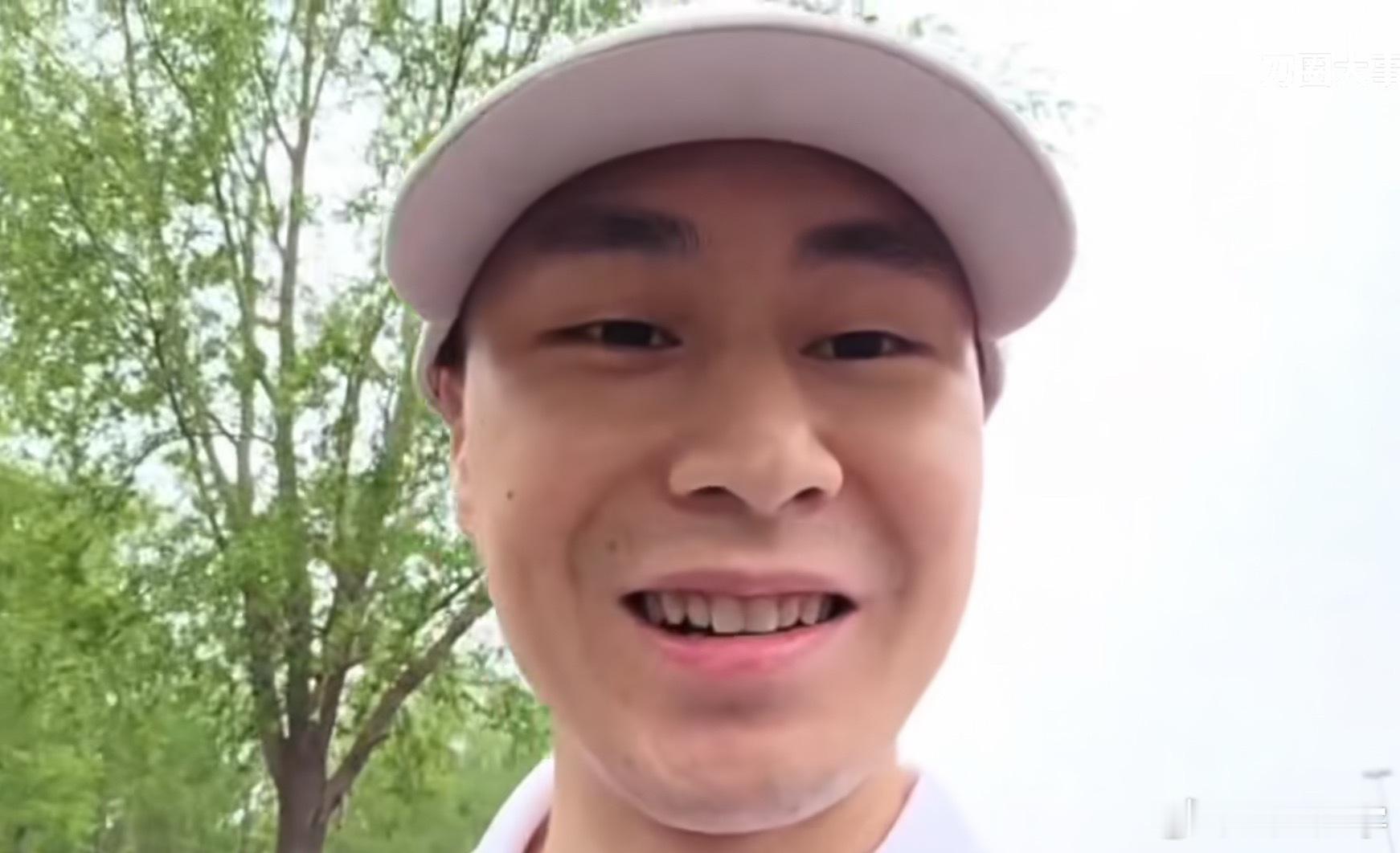 甲哥：我穿衣服是抽奖你知道嘛，有个袋子配好了的，就是袜子裤子衣服配好了的，十来个