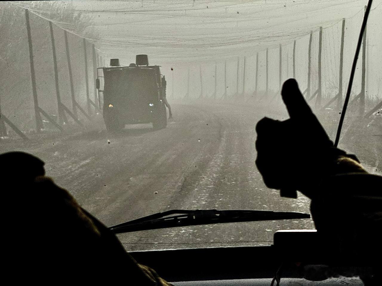 乌克兰人便宜俄军了，之前建的反无人机网道，俄军综合利用，加固栏杆，铺上渔网，就成