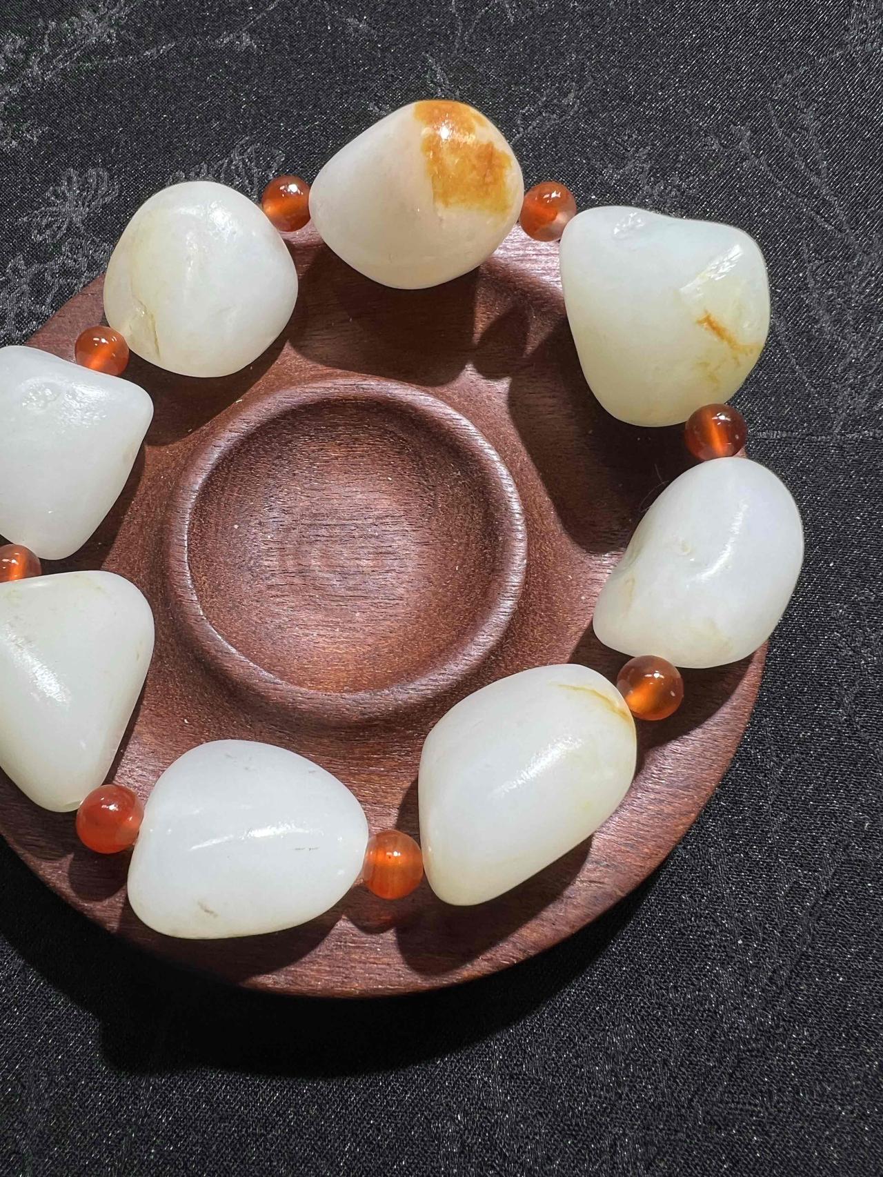 我来教你几句和田玉的顺口溜，要是你把它学会了，那可绝对算得上是和田玉界的大行家啦