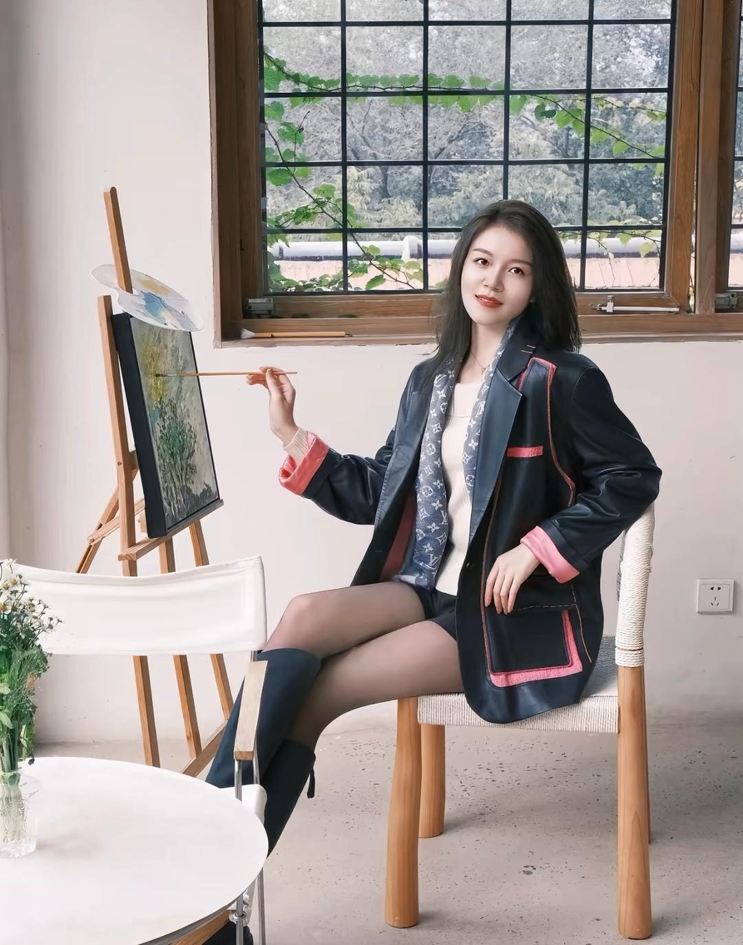 在阳光洒满的窗边，她优雅地绘画，享受艺术与生活的美好时光。