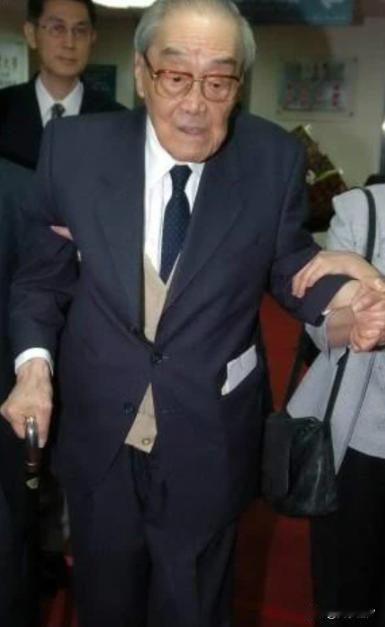 1920年，山东曲阜，孔府接到死讯：衍圣公死在京城，小妾肚子里那个要是闺女，孔家