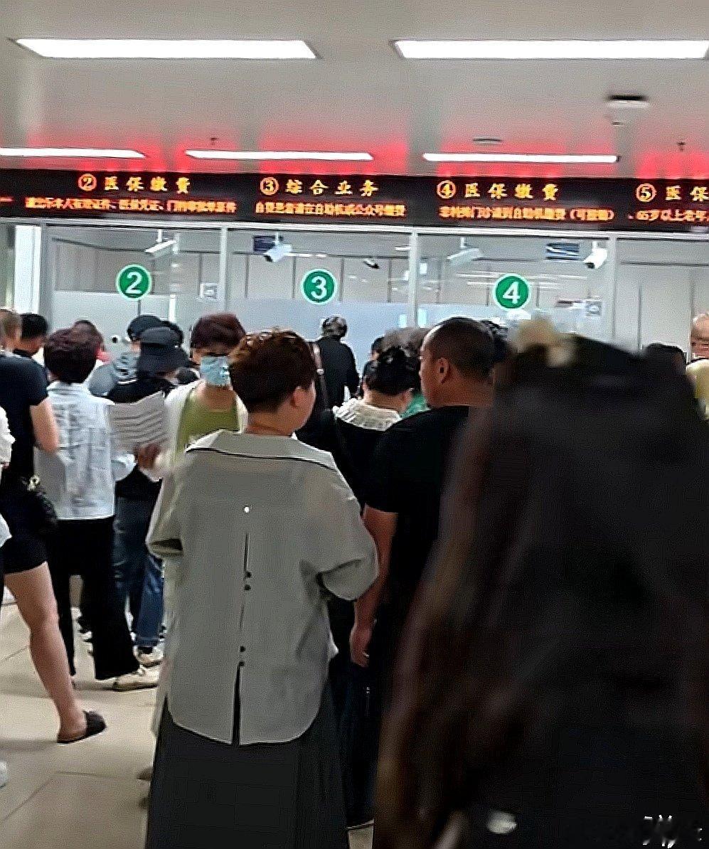 中国大陆黑龙江省哈尔滨市医科大学肿瘤医院，人还是一样的多 