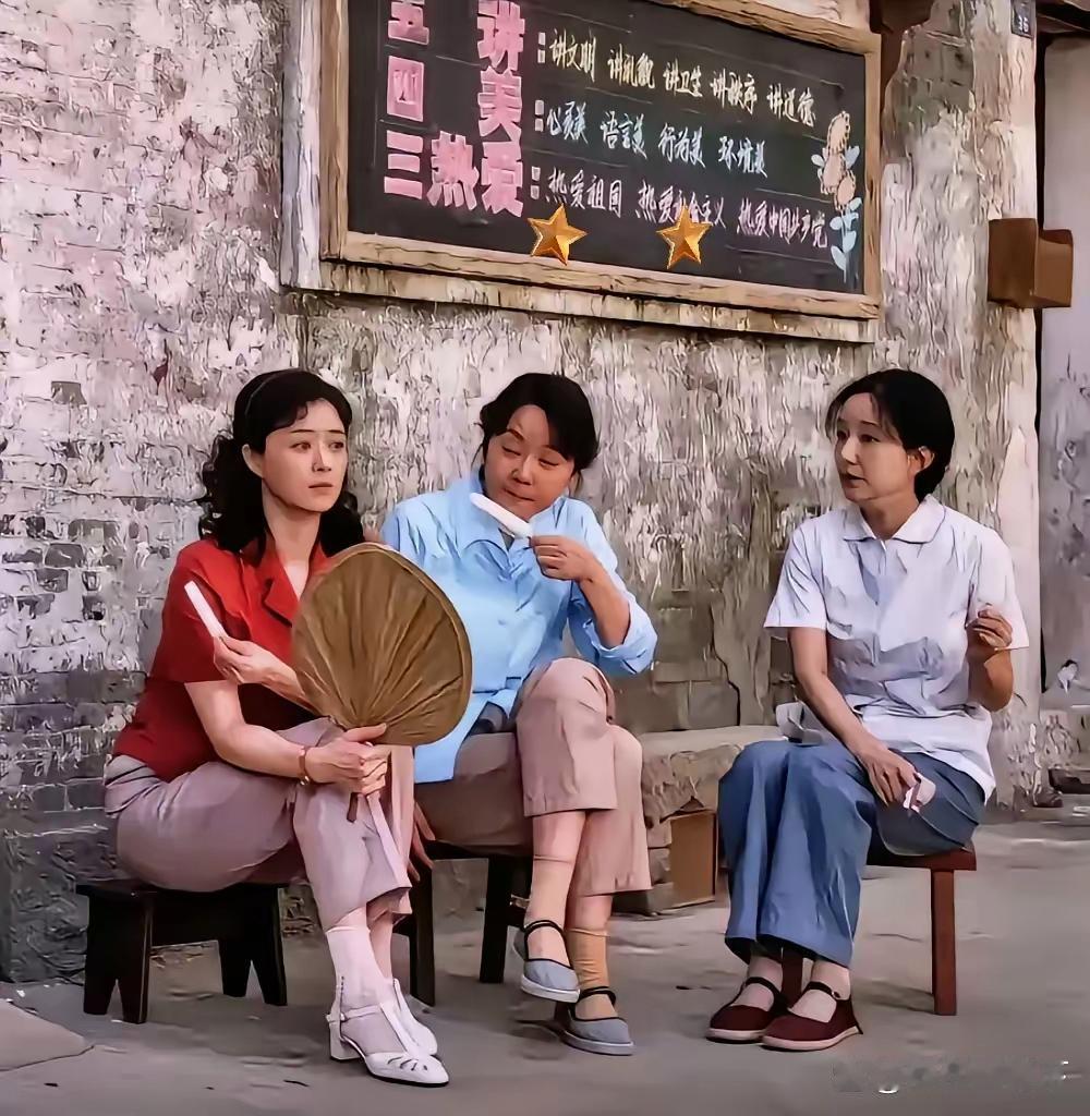 看了小巷人家才知道，原来妈妈那一代年轻时是凉鞋配丝袜的这是什么设定啊？光想想都觉