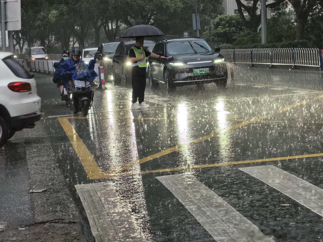 台州联村共治守护交通安全 为破解村域道路治理碎片化难题，今年5月以来，温岭城南镇
