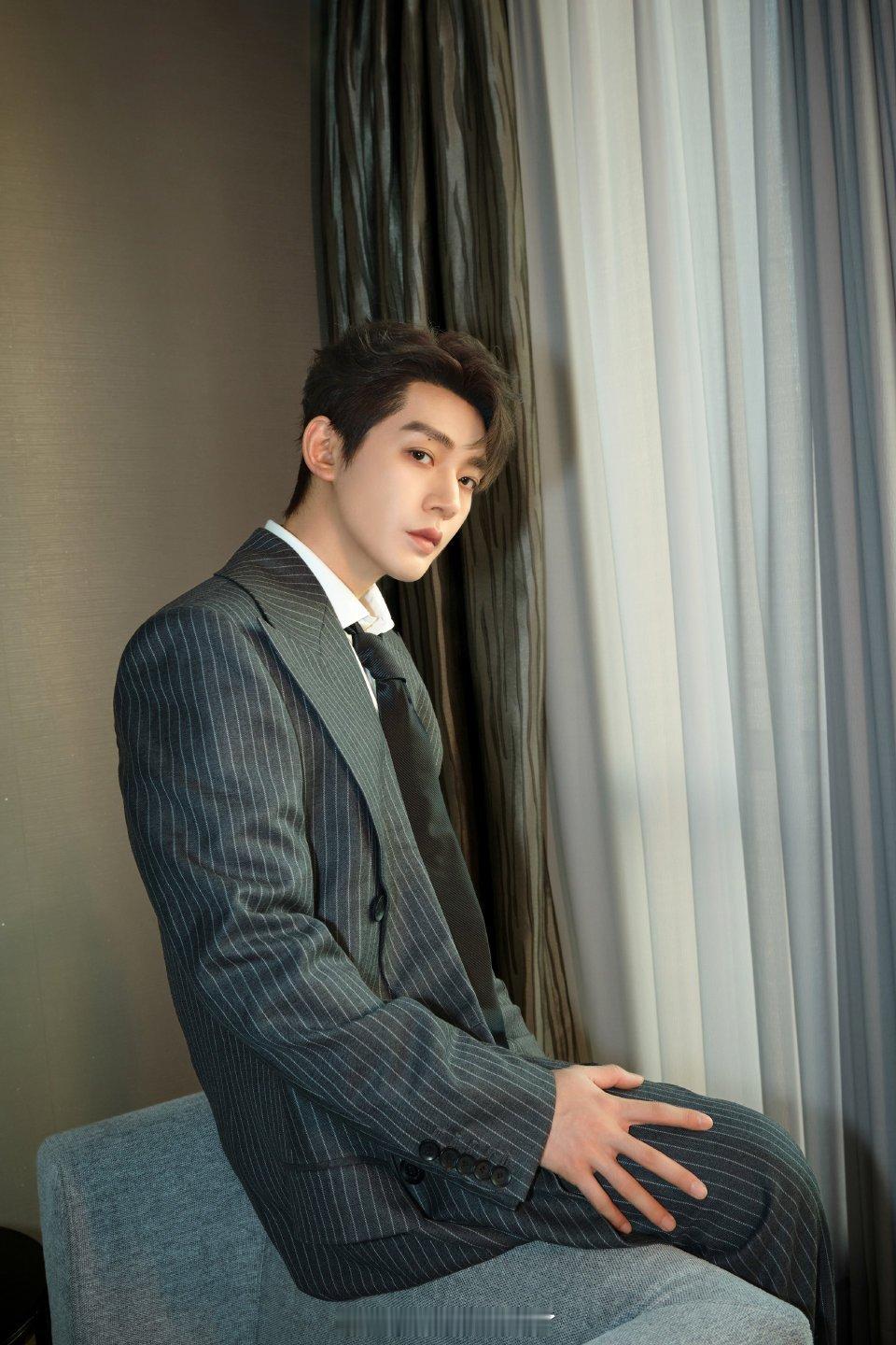 没有人能抵挡穿西服打领带的邓为轻轻一瞥便是惊鸿一面期待邓为今晚的央视跨年首秀邓为