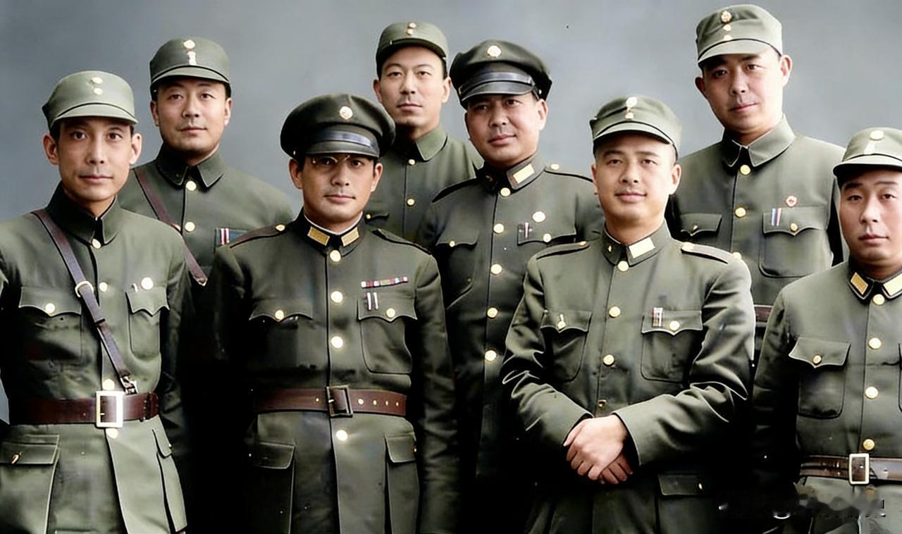 张灵甫与国民党74师众将领合影留念照片！此照片为真实照片，非影视剧剧照！
这张照
