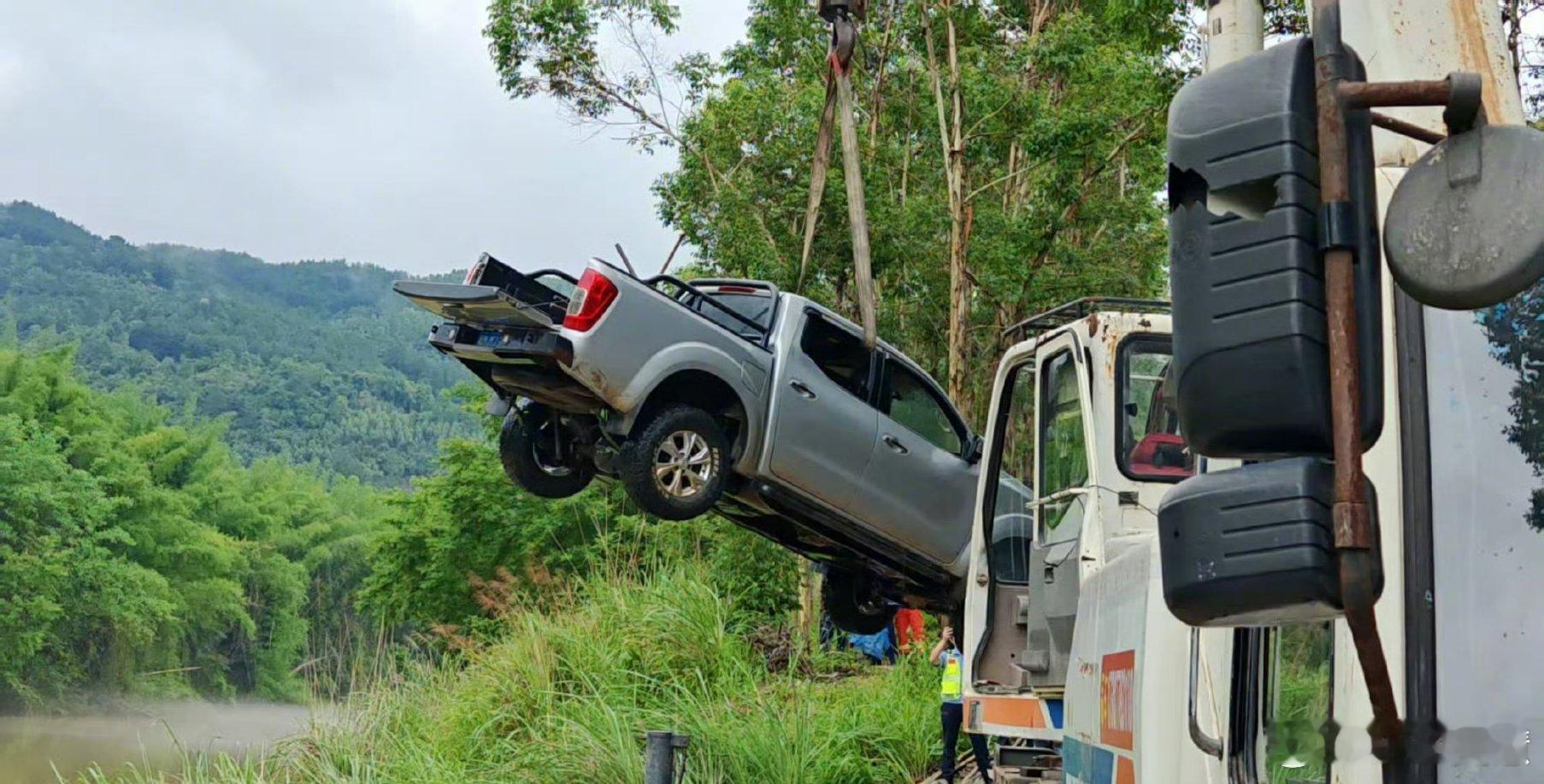 广西车辆坠河致10人遇难一个皮卡居然坐了十五个人，最后5人生还10人遇难，希望以