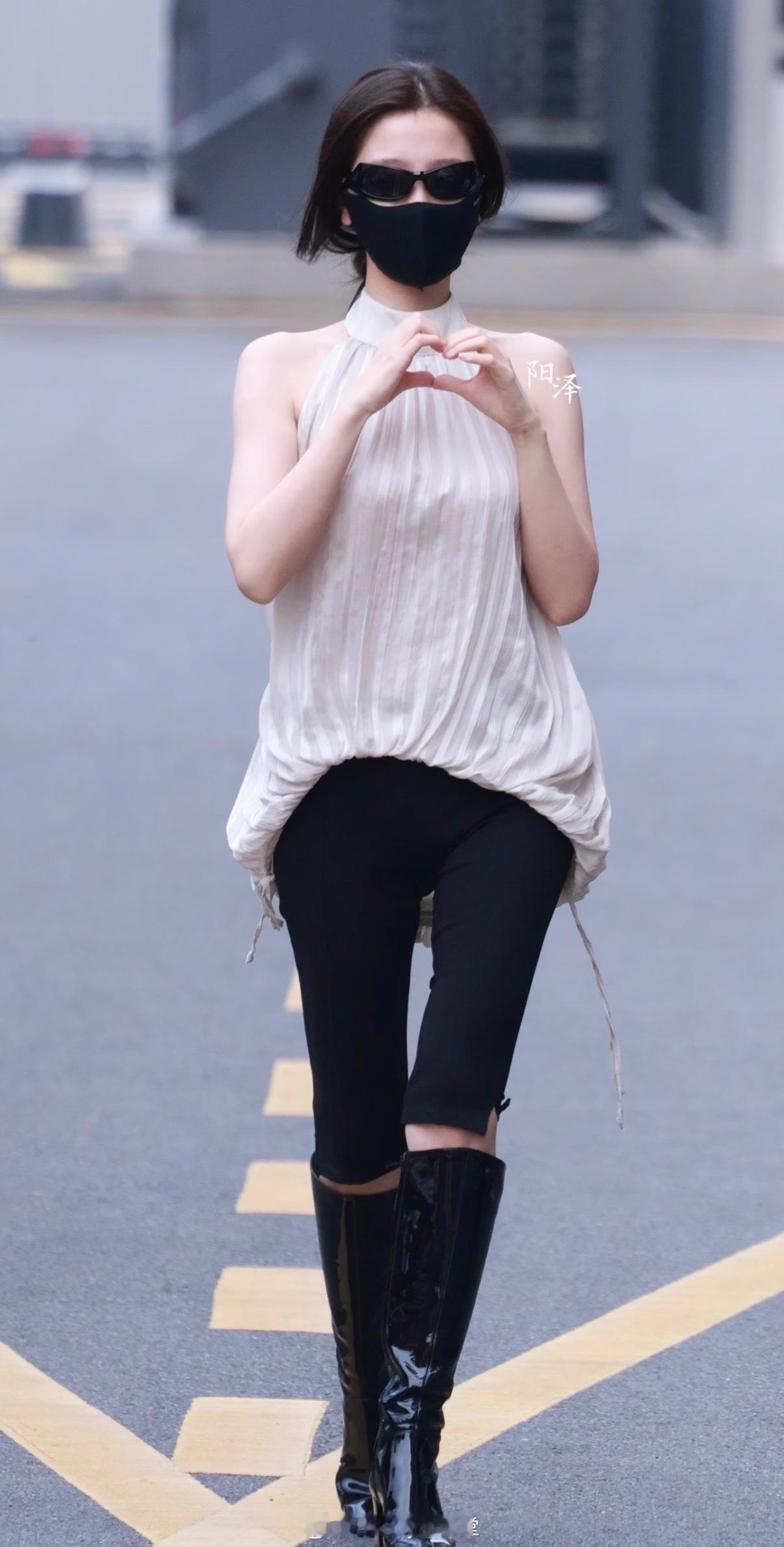 虞书欣今日份上班造型路透，五分短裤配长靴，太会穿了吧！ 