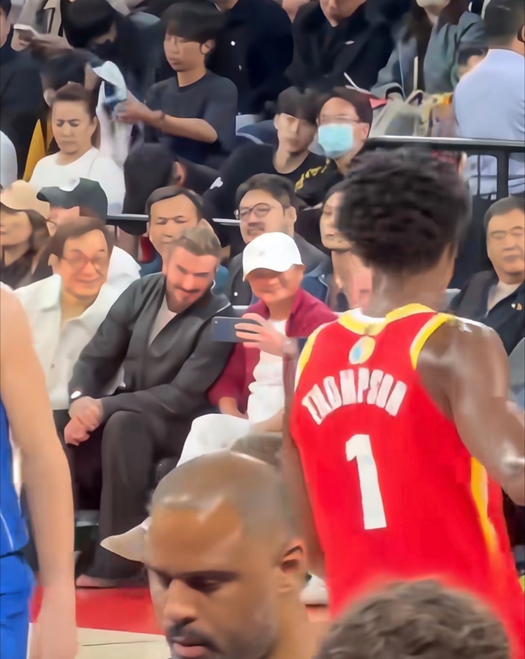 NBA中国赛真是大咖云集，成龙，小贝，马云都来了。现场小贝和马云蹲下来和轮椅人士