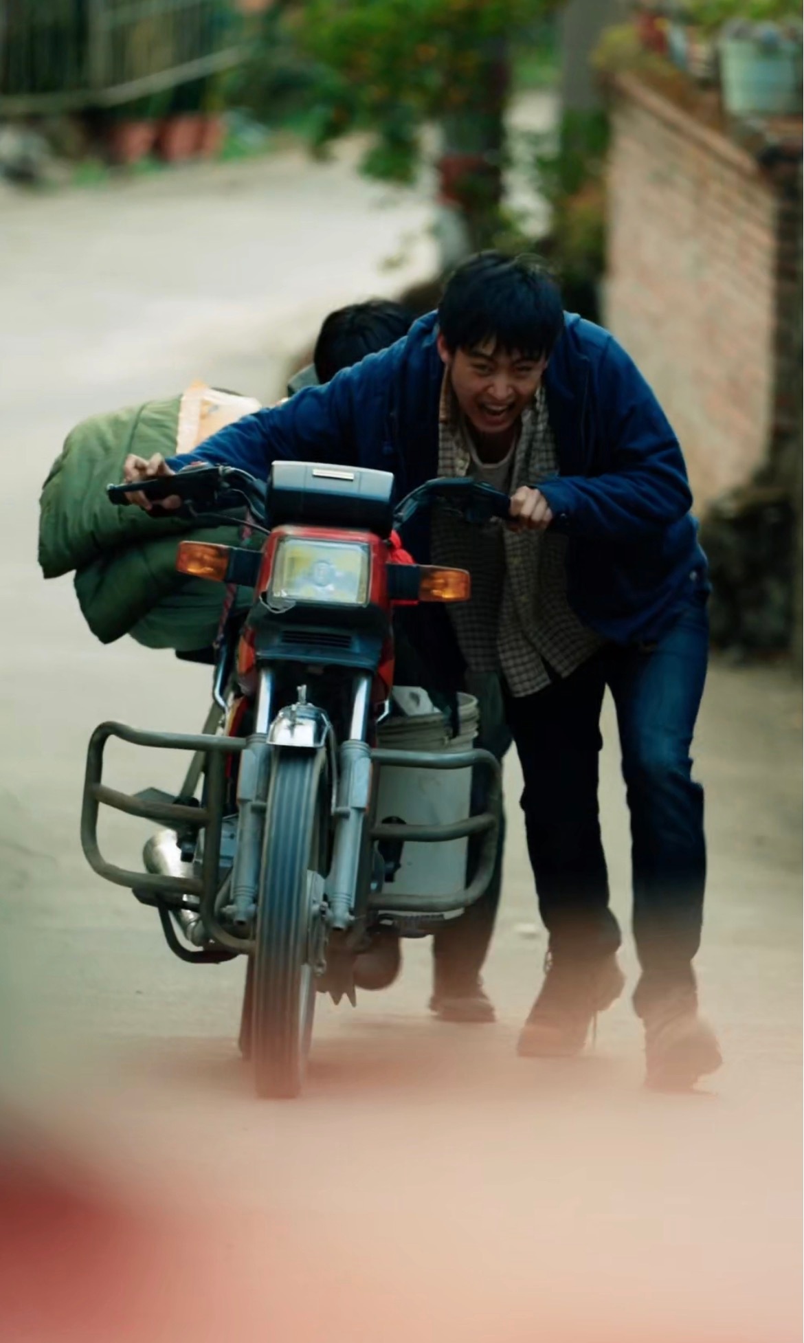 辛苦打工一年，到了春节最让父母开心的从来都不是什么贵重的礼物而是我们健健康康的，