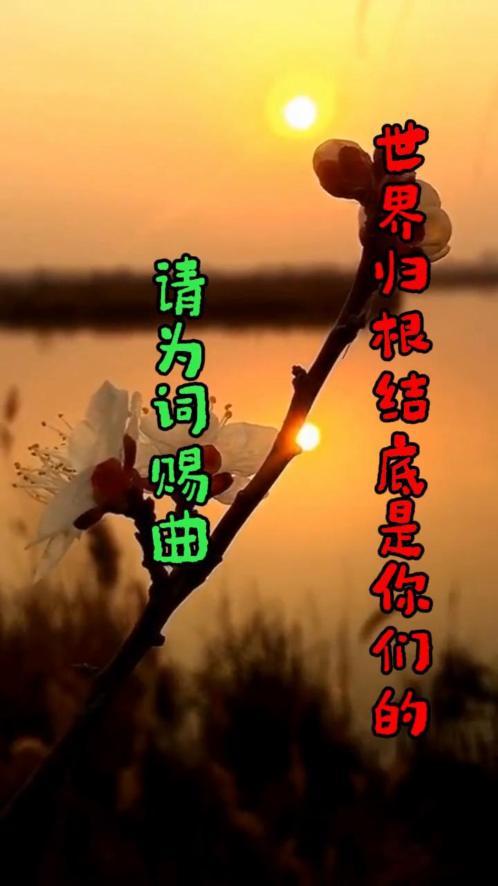 《奋斗，只能靠自己》。
七月的流火，灼伤皮肤，结痂成鳞甲般倔强。曾以为那张烫金的