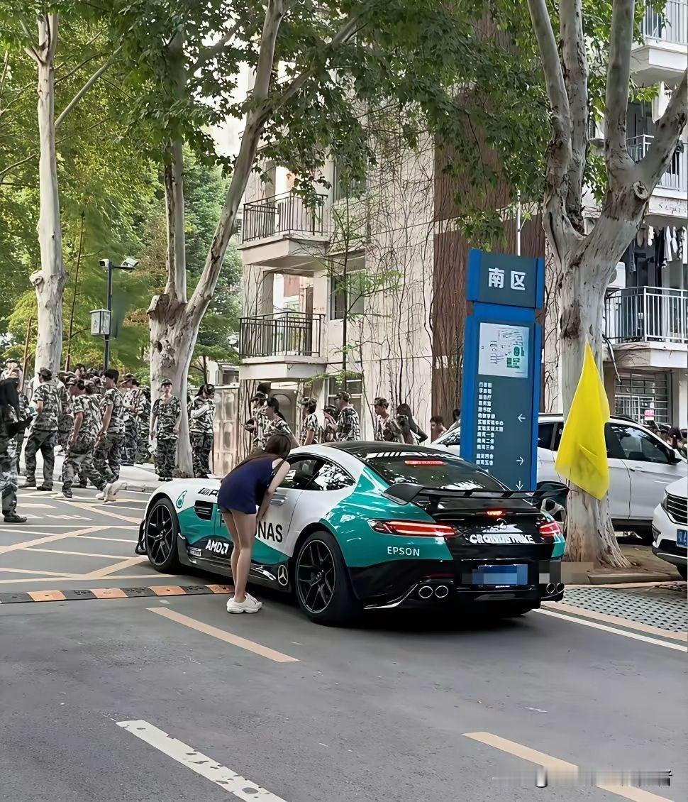 为什么女神不理你，因为女神在学车
