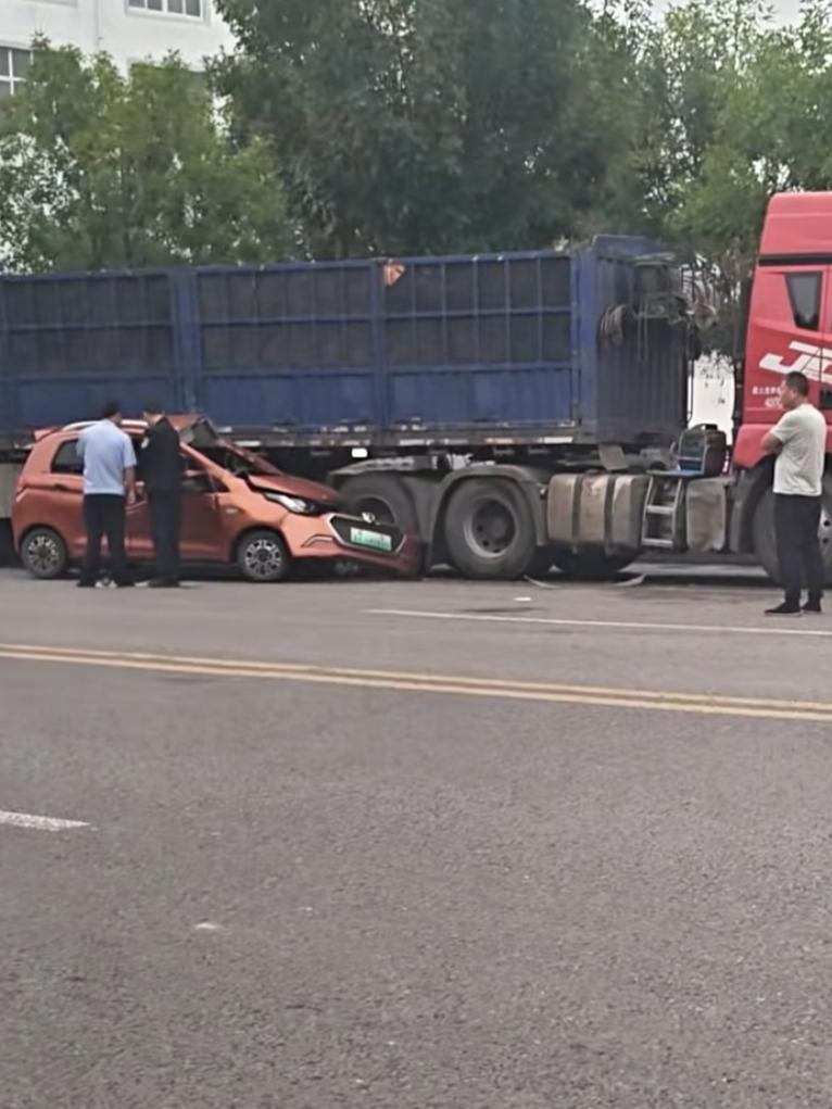 老头乐该乐不起来了

这老头乐真是“乐极生悲”啊！哐当一下撞上大货车，货车跟没事