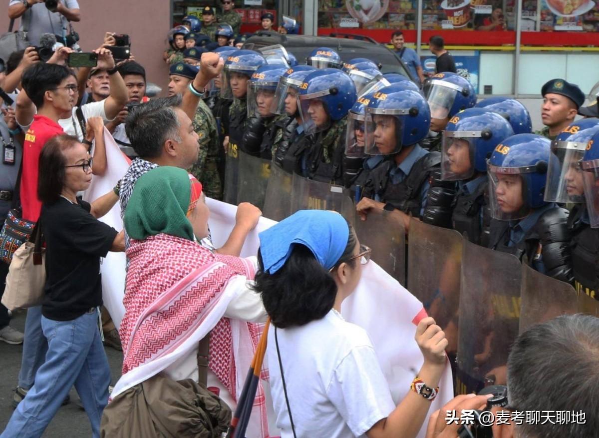 菲律宾马尼拉3月3日发生大规模反美抗议，3月8日再度升级冲突。几千名民众聚集在一