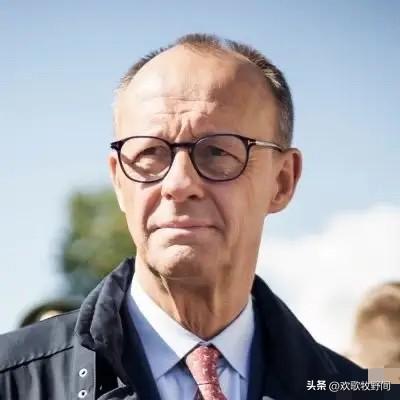 德国总理默茨今天发文说：“伊朗人民有权决定自己的命运。德国政府与美国、以色列及该