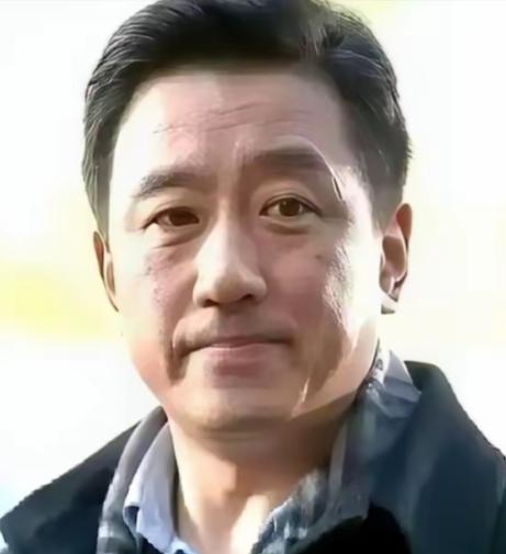 一个演员，戏拍了七成，突然要求片酬翻倍，不给就罢演。导演丝毫不惯劣迹，把已经拍好