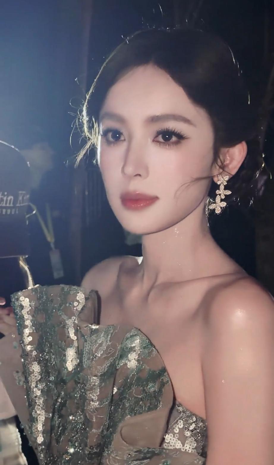 古力娜扎绝对是我心中的绝世美女。她是内娱颜值天花板，自带浓颜骨相，高挺鼻梁、精致
