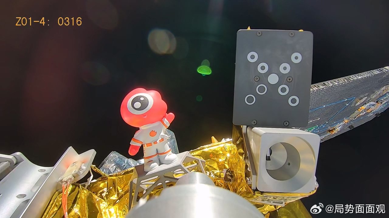 【微博、联合开启微博大眼仔太空之旅】微博“大眼仔”手办随卫星升空，社交媒体平台携