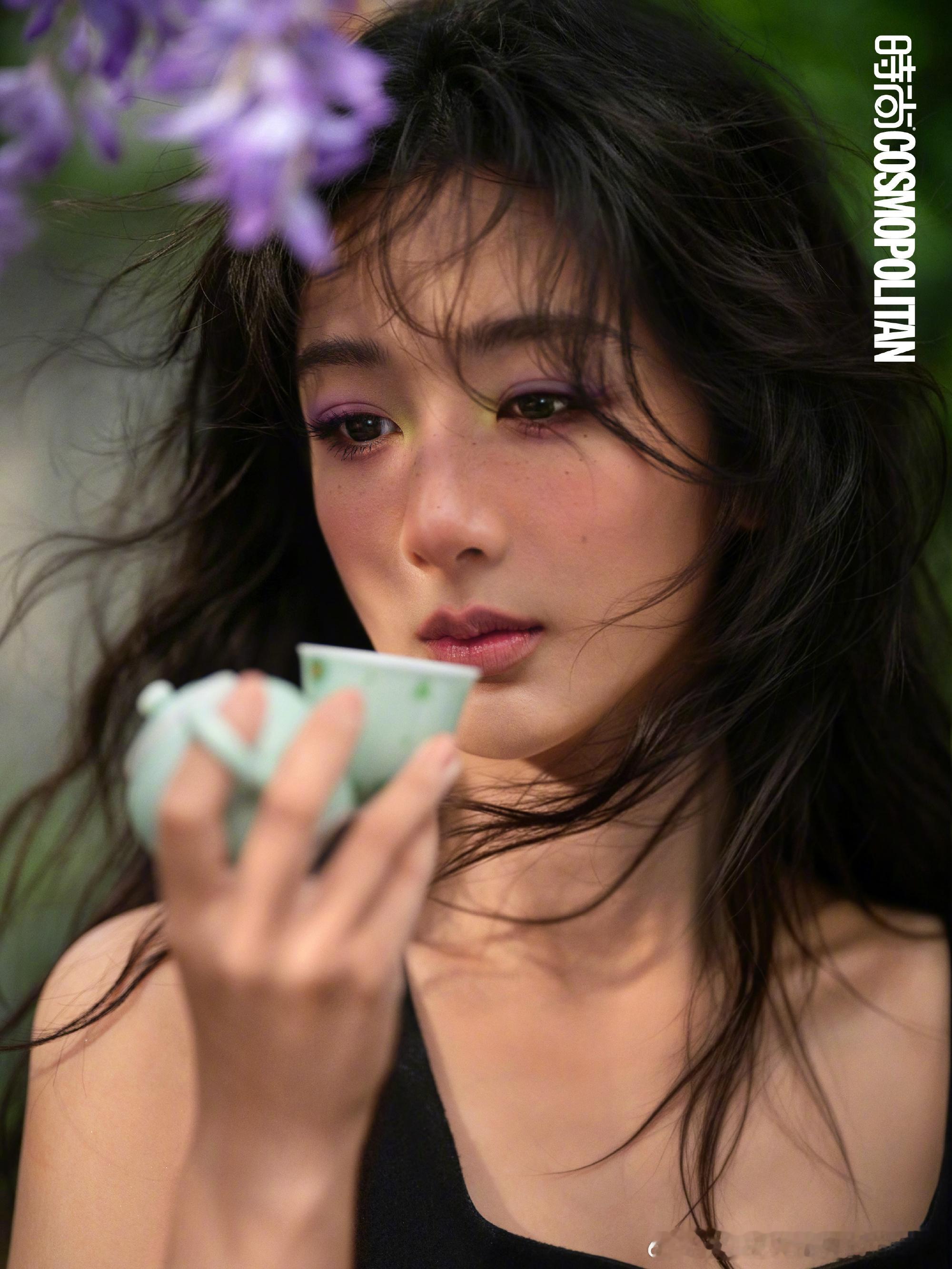 杨紫回到琉璃河 真正的成长，是允许自己像墨一样被时光锻造，像树一样在无人处丰盈。
