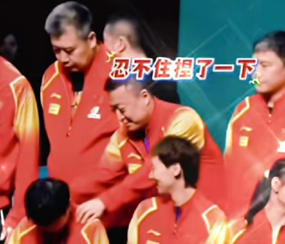 马琳站在莎莎斜后方，忍不住手搭在莎莎肩膀上，摇晃两下，满眼的欣赏。莎莎回头后，伸