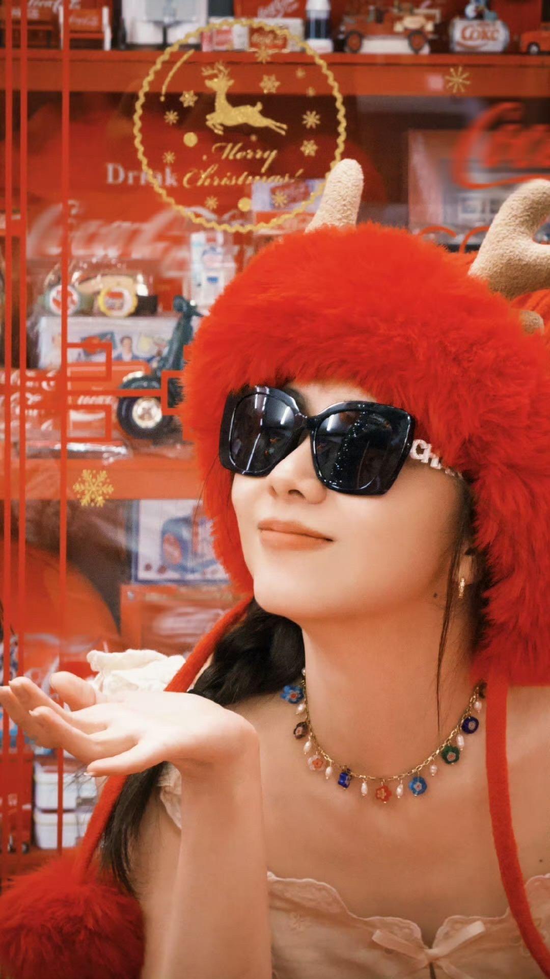 谭松韵红色毛绒帽  谭松韵冬日氛围感直接拉满！戴上红色的毛绒帽也是非常有活力，和