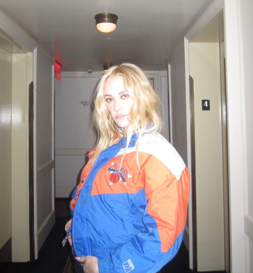 麦卡·梦露的两张最新照片𝐌𝐚𝐢𝐤𝐚 𝐌𝐨𝐧𝐫𝐨𝐞麦卡梦露