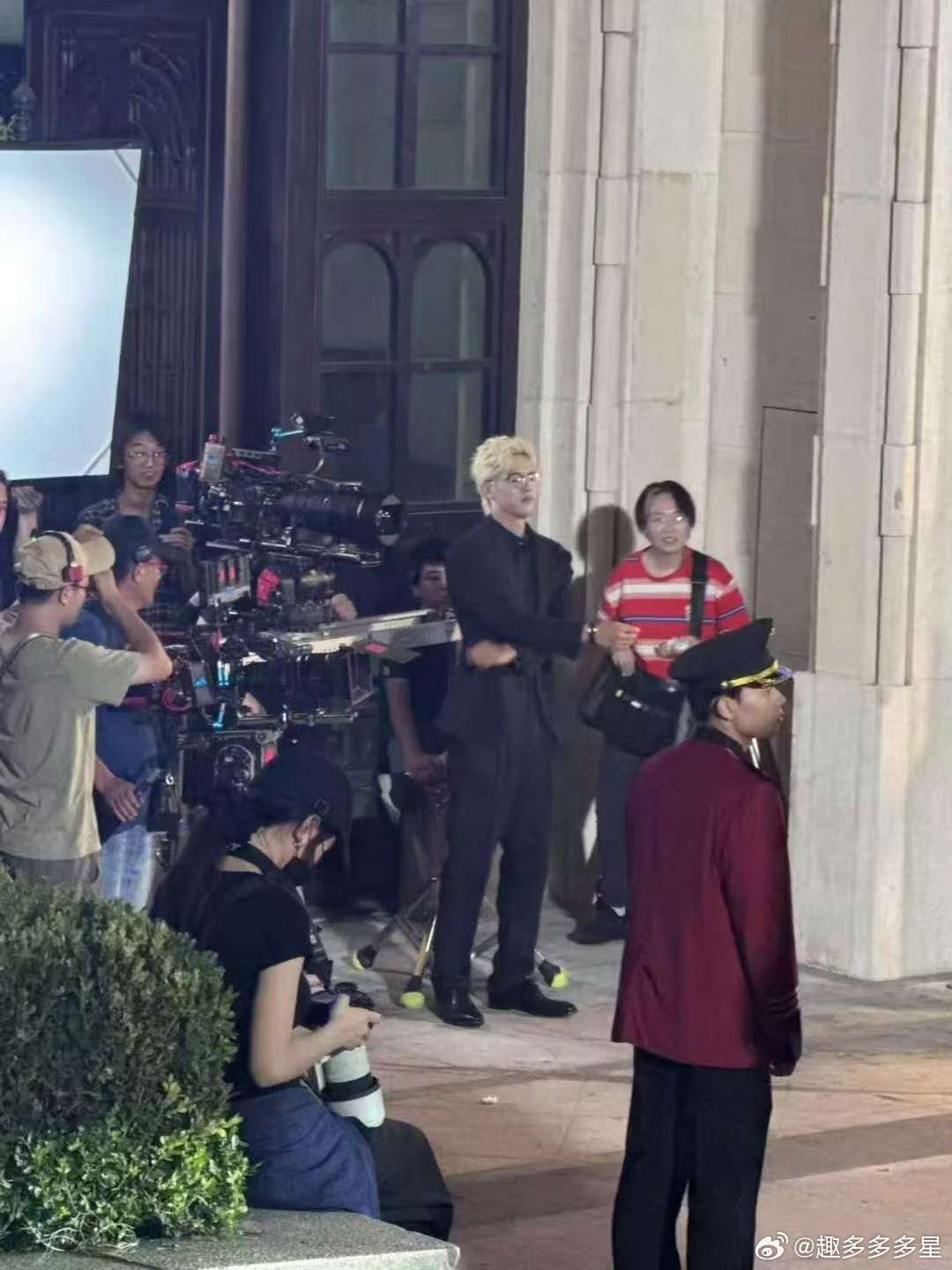 金瀚周峻纬新剧一身大佬味宝蓝色西装衬得他肩宽腿长，走路带风的气场直接拉满。站在人