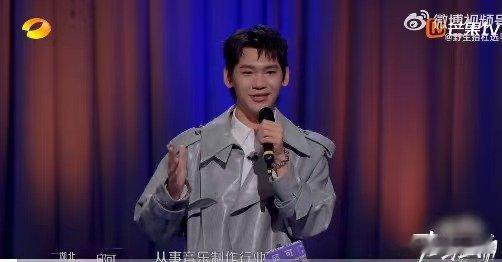 给花少编曲的音乐人开口秒淘汰 声鸣远扬 谁没期待邱可的表现！结果履历很炸唱歌却淘