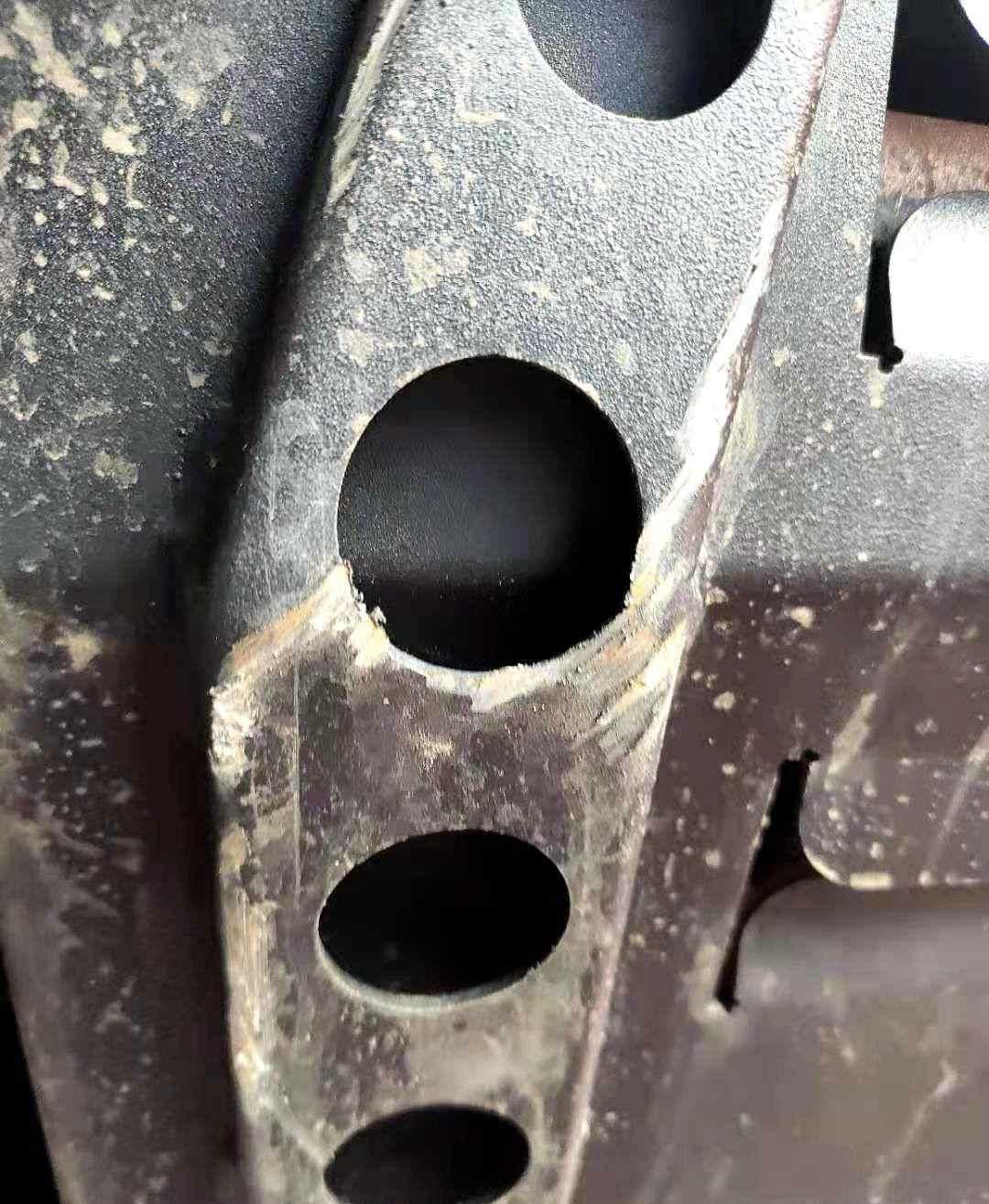 纠结底盘护甲是心理安慰还是刚需神器，其实答案藏在日常通勤的路况里。我开着家用SU