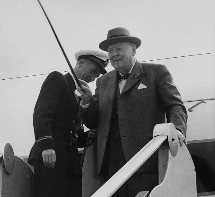 为什么总说丘吉尔毁掉了英国？因为大英那时候其实选择很多，就不说投降这种话了，凭大