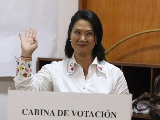 秘鲁历史上第一位民选女性总统上台干的第一件大事就是指责伊朗，和伊朗断交。这位日本