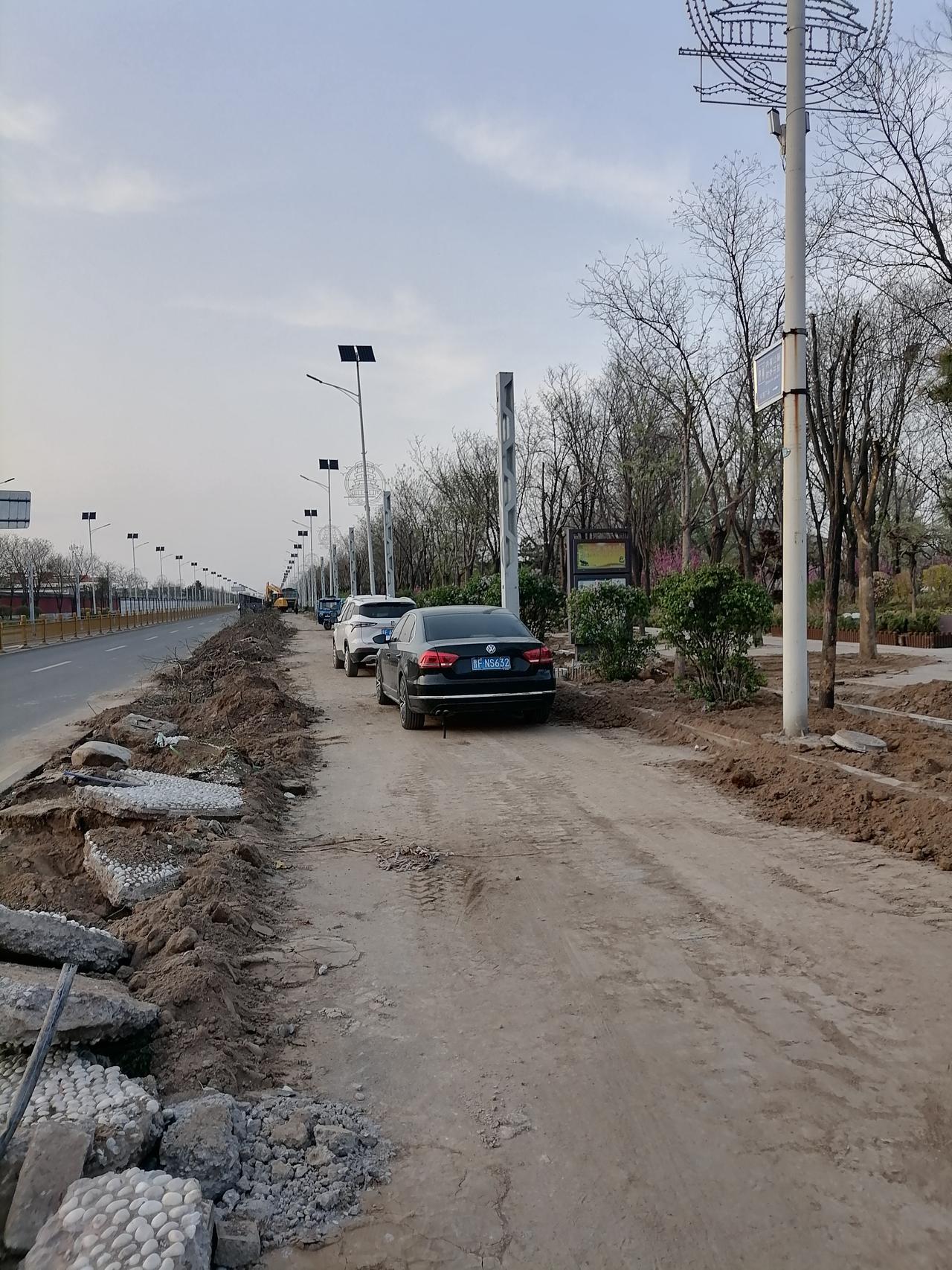 山西省应县木塔景区西修路了。
修好后，路面就宽了。