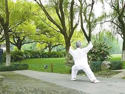以前天热就爱猛吃冰镇西瓜，吃完之后胃里总是不舒服，还容易拉肚子，现在瓜果放到常温