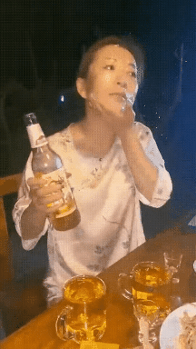 喝多了真是六亲不认。[捂脸]女子和母亲一起吃饭，看情况已经喝了不少啤酒，属于醉酒