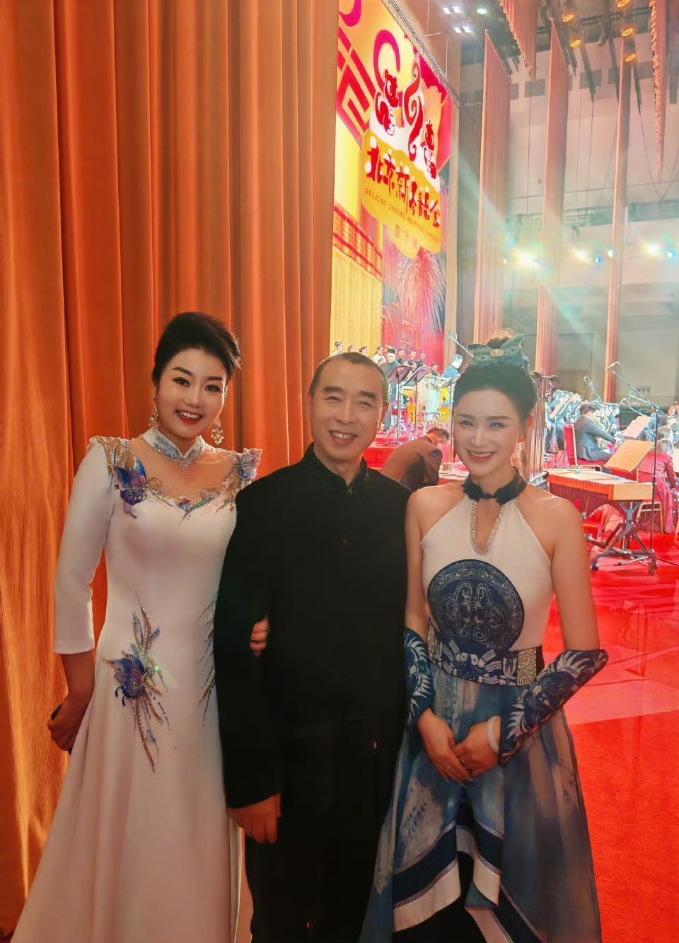 邓超予把六口茶唱进人民大会堂 邓超予演绎六口茶，唱响人民大会堂，歌声嘹亮，感染力