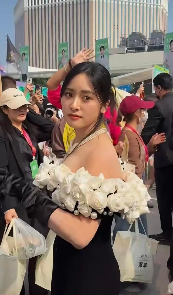 鞠婧祎和沈月俩人身高差不多，咋沈月看着就那么臃肿呢 