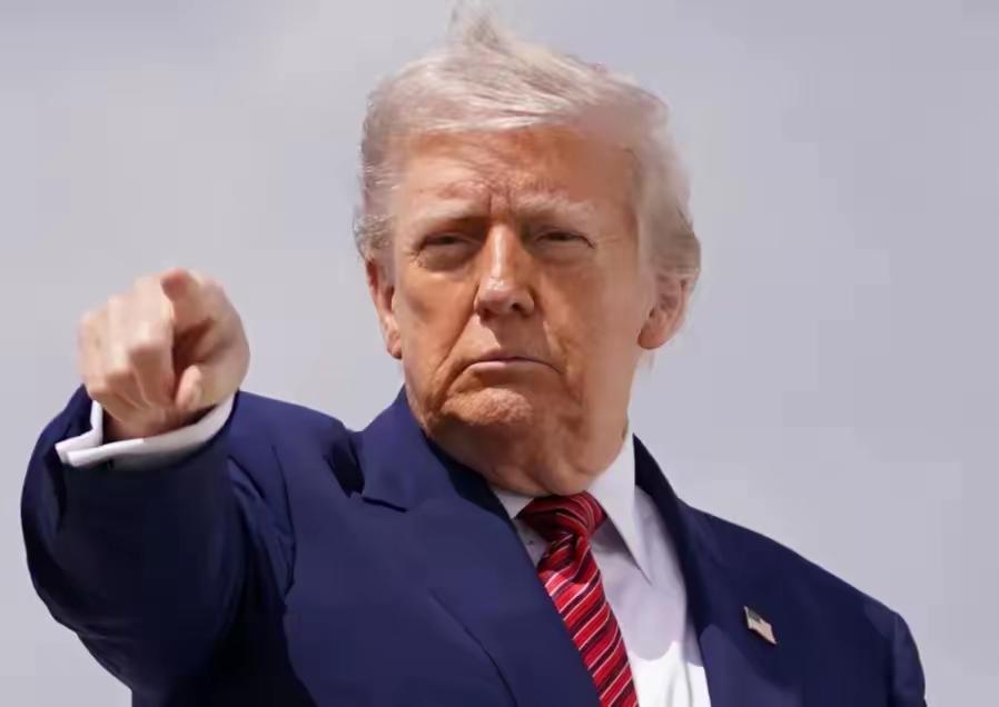 最近，特朗普为一件事十分纠结，那就是要不要攻打委内瑞拉。之前，他命令美国大型航母