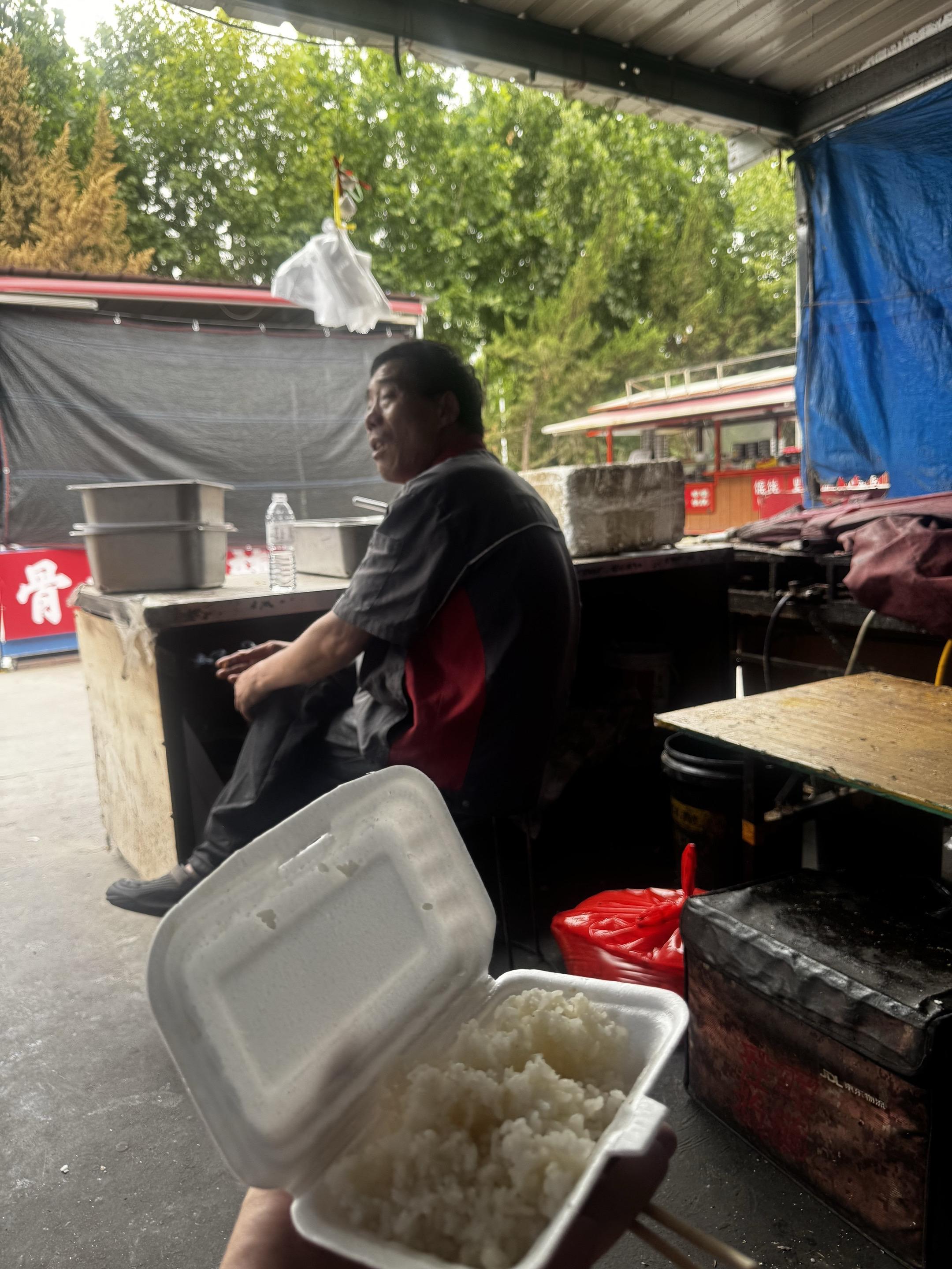 属于工农的食堂 今天心血来潮去尝尝福田大食堂。8元随便吃，米2元。吃到...