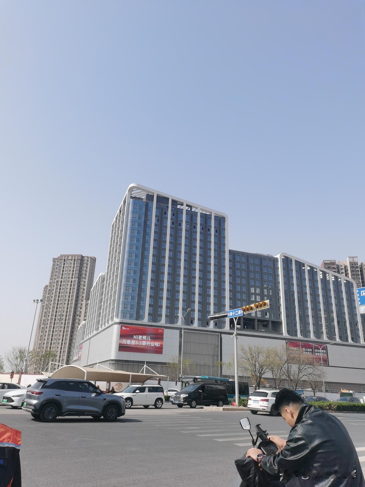 Hi，老师儿，五一见！
西市场的万象里51就要开业了！
而且盒马也要入驻里面，终