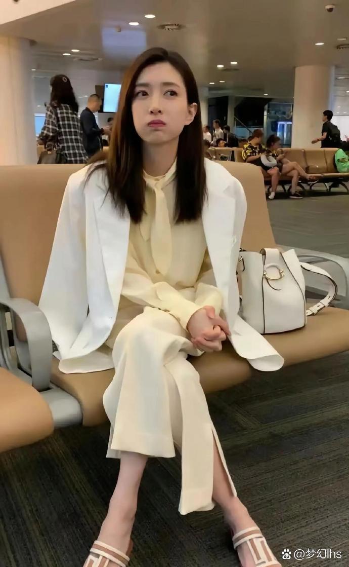 江疏影时常拖鞋出镜，展露的脚趾精致秀气，甲面干净清爽，不经意间就烘托出满满的氛围