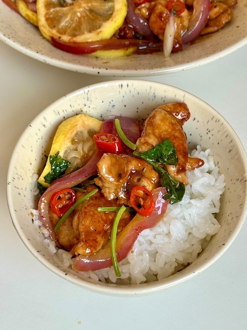 鸡腿肉煎得外微焦内里软嫩，完全不柴，🍋有清爽柠檬果香+小米辣鲜辣加持，拌米饭直
