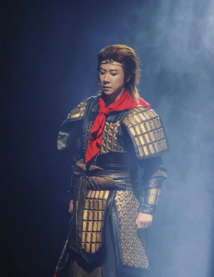 张维伊首次当导演眼睛先红了 张维伊首次执导舞台剧《大话西游》北京站顺利收官，长期