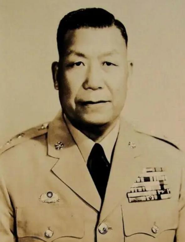 1949年，蒋介石下死令：撤离青岛必须炸毁全城！刘安祺表面连连点头，转头却冲心腹
